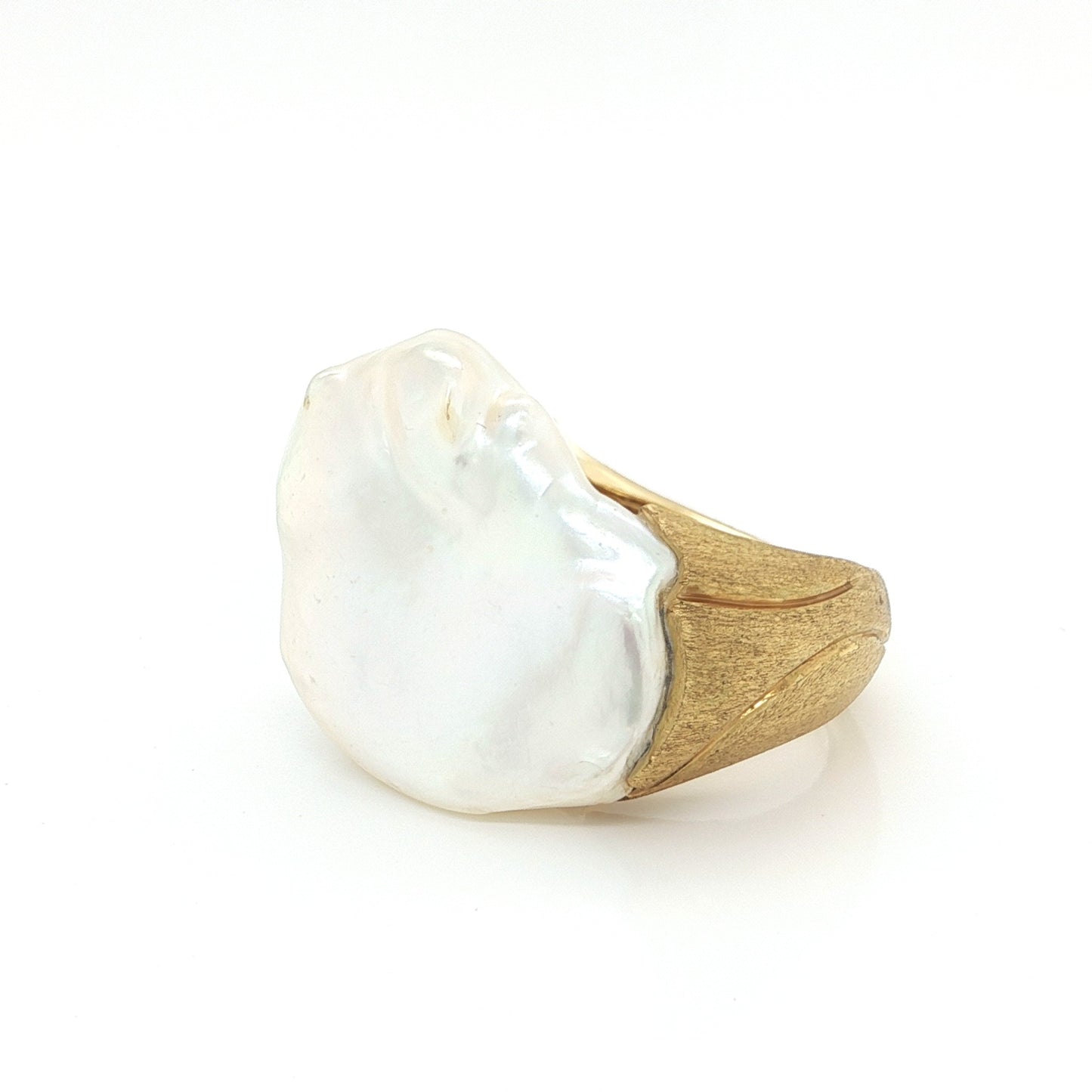 Yvel 18k Yellow Gold Satin Sea Baroque Freshwater Pearl Ring Size 6