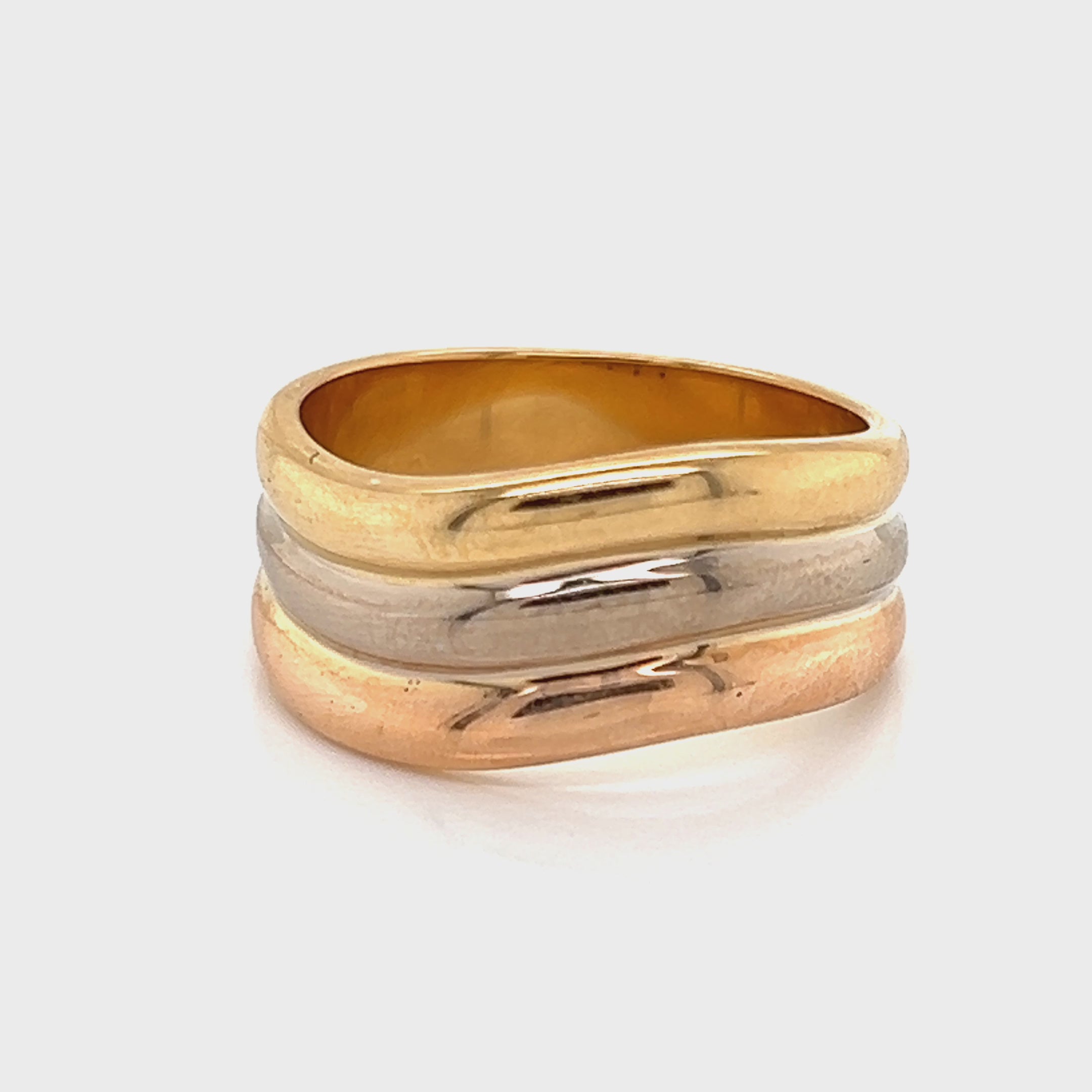 Cartier ゴールド ラウンドリング Cartier 18k Tri-Color Gold Triple Stack Wave Band Ring - Size 6